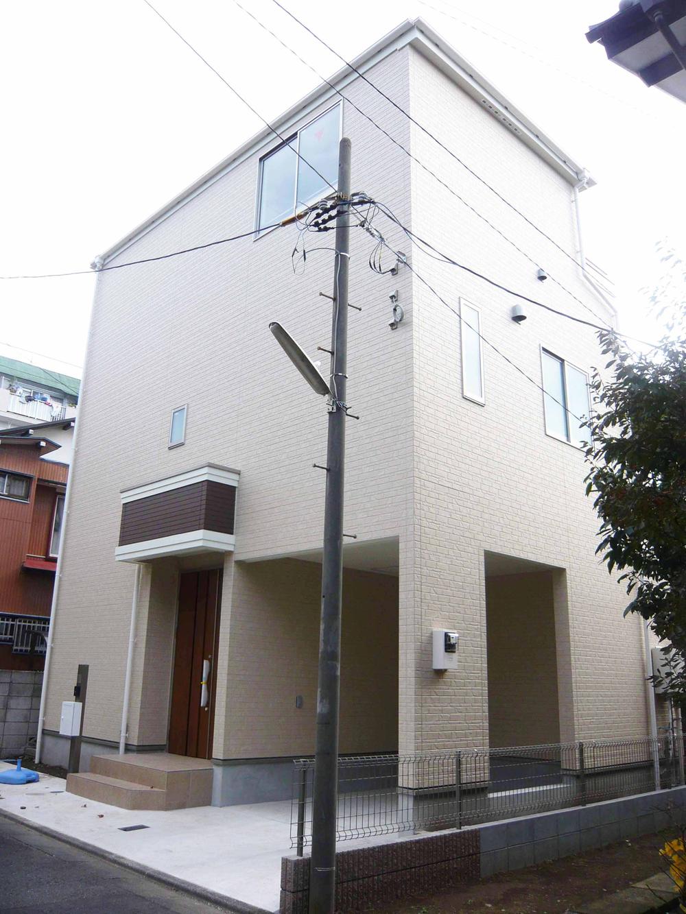 Local appearance photo. Local (11 May 2013) Shooting