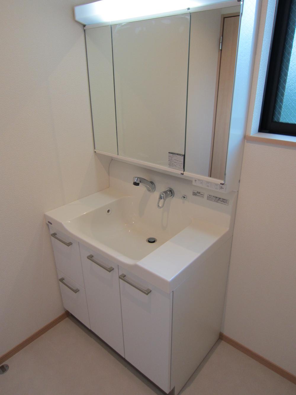 Wash basin, toilet. Indoor (12 May 2013) Shooting