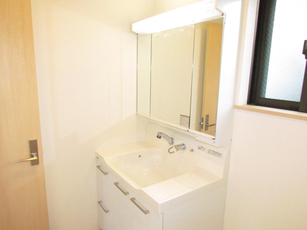 Power generation ・ Hot water equipment. The back of the three-sided mirror has become the storage