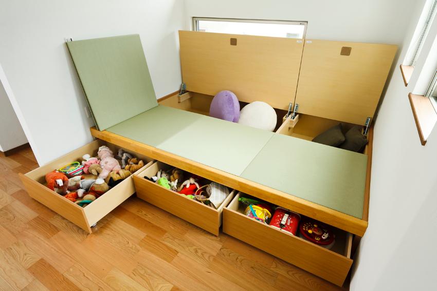 Receipt. Spacious tatami corner provided in the corner of the living room. Of course, as the drawing room, To the children's playground, To the corner of the relaxation of Papa, In the space of a hobby, It is a healing space of the family that can be a variety of how to use. With storage!