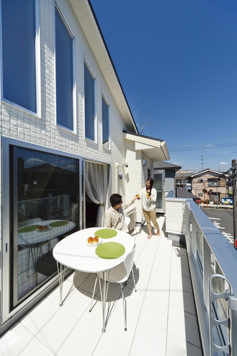Balcony. Rather than the space of just to hang out the laundry, It was considered as a second living room to spend together with family, Spacious balconies, such as the patio. Guests can enjoy a meal in the gardening and family, Inviting friends open a cafe, etc. ・ ・