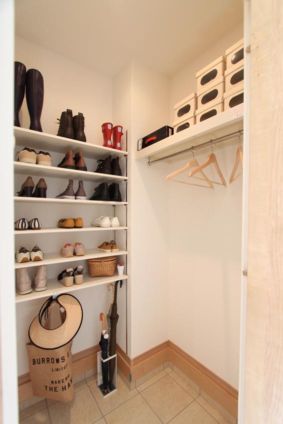 Same specifications photos (Other introspection). It has established the family shoe closet of storage capacity with plenty in the back difficult to see from our customers. Leisure goods, of course, To put playground equipment stroller and children used outside is as it is the back of the cloak, You can also clean storage, such as umbrella.