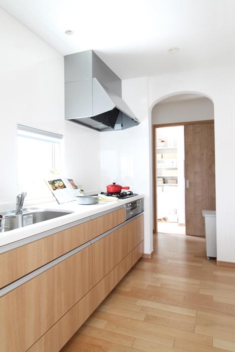 Same specifications photo (kitchen). Kitchen to spend the longest time in the daily housework. In functional and storage capacity is also a plenty of kitchen, Let's more fun cooking time. Widely with if dad and children easy-to-use kitchen and you can cook!