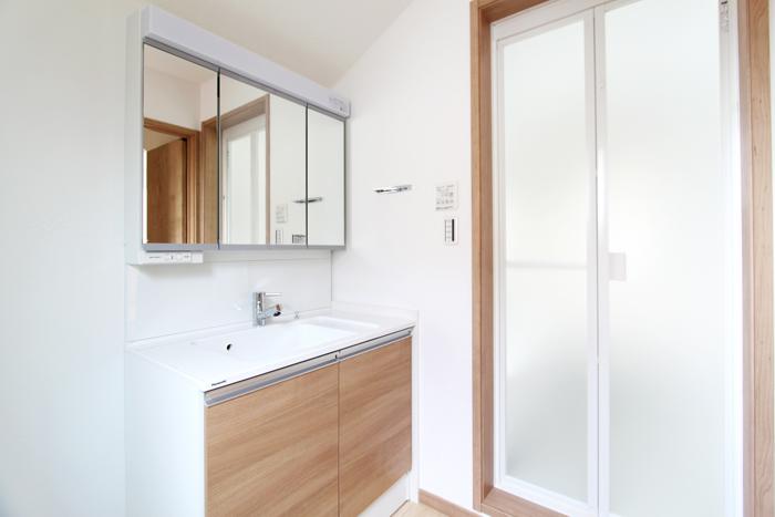 Wash basin, toilet. Wash basin