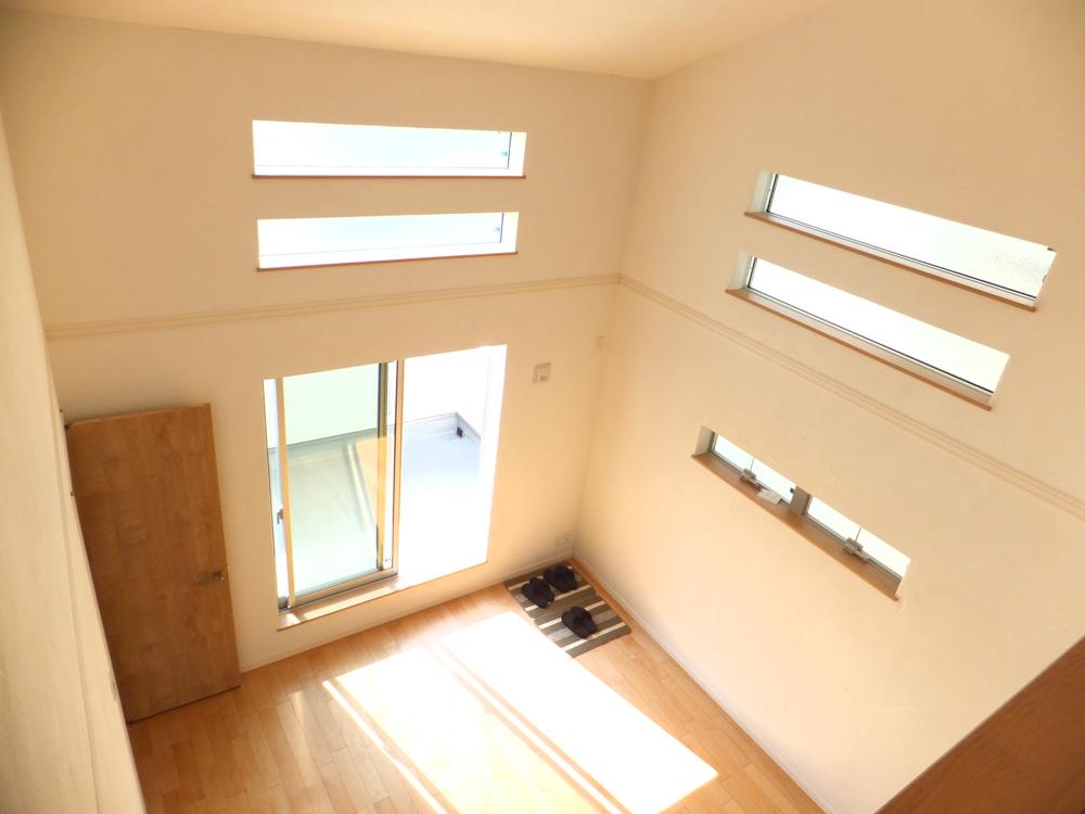 Living. Vaulted ceiling and loft is impressive. It is a feeling of opening tenths of LDK.