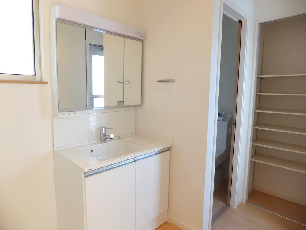 Wash basin, toilet. Storage There are plenty in the bright wash basin.