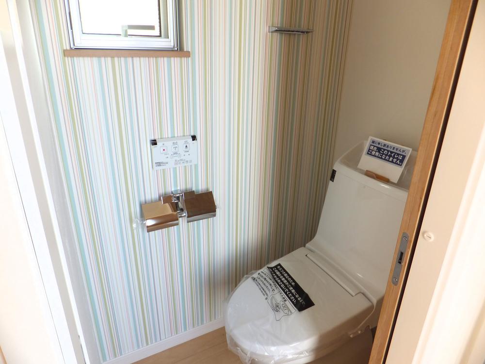 Toilet. The toilet of wallpaper adopts a clean color.