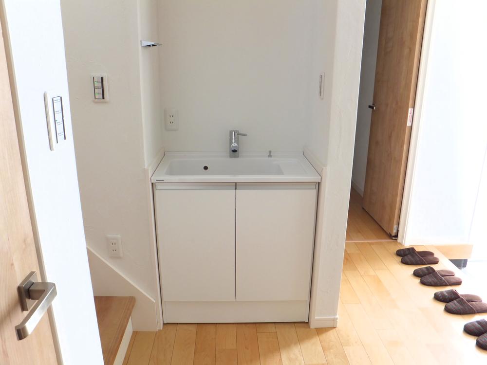 Wash basin, toilet. Entrance next to a wash basin. You can hand-wash as soon as your child comes back.