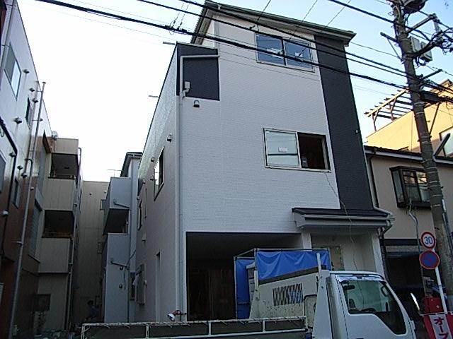 Local appearance photo. Local (11 May 2013) Shooting