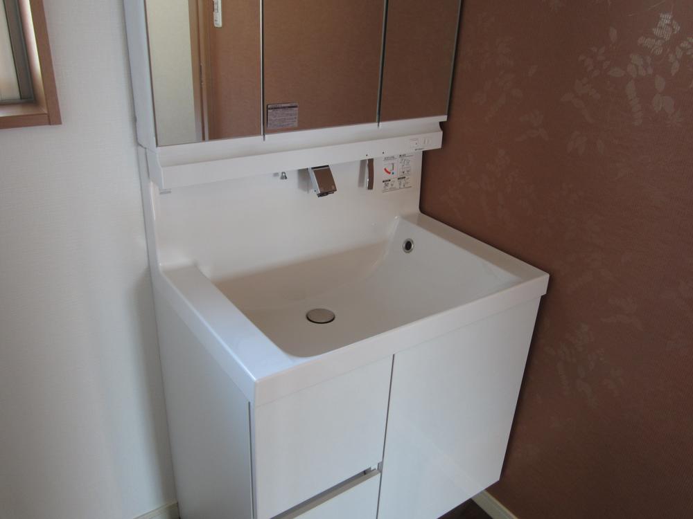 Wash basin, toilet. Room B