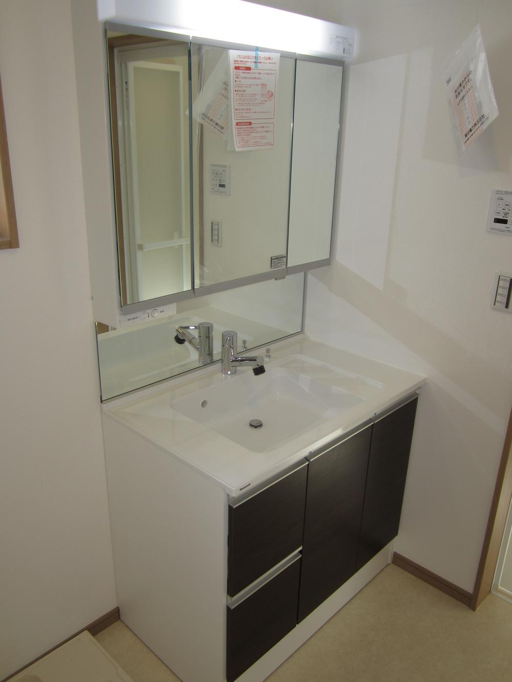 Wash basin, toilet. 6 Building