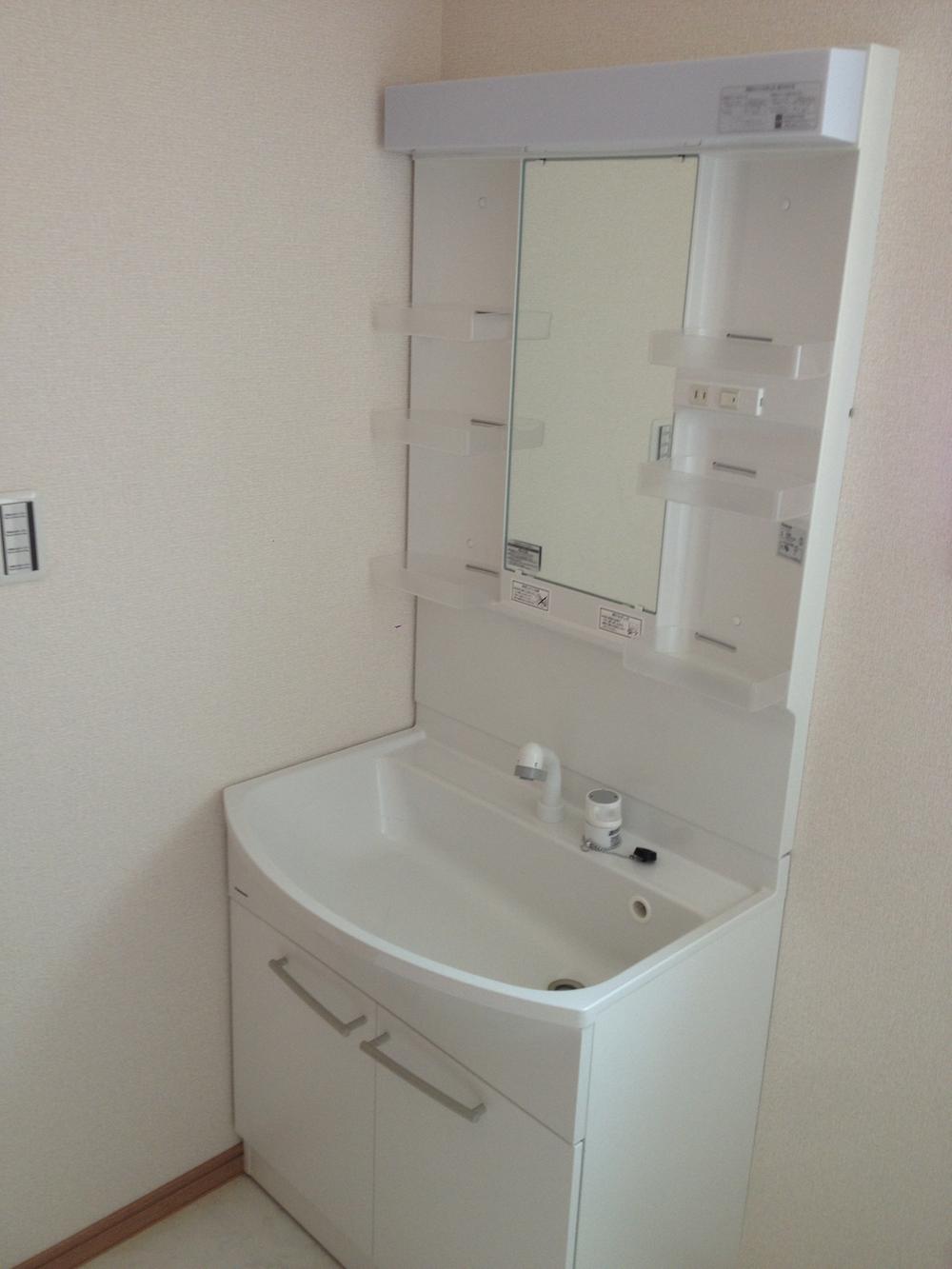 Wash basin, toilet. Room (August 2013) Shooting