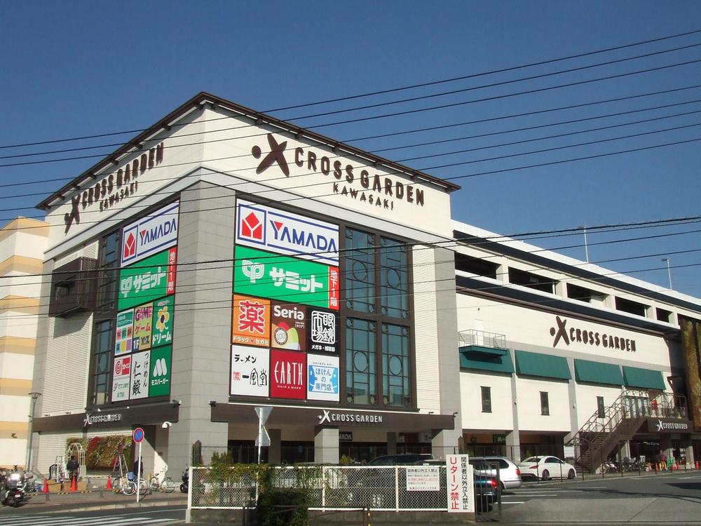 Supermarket. 500m to cross Garden