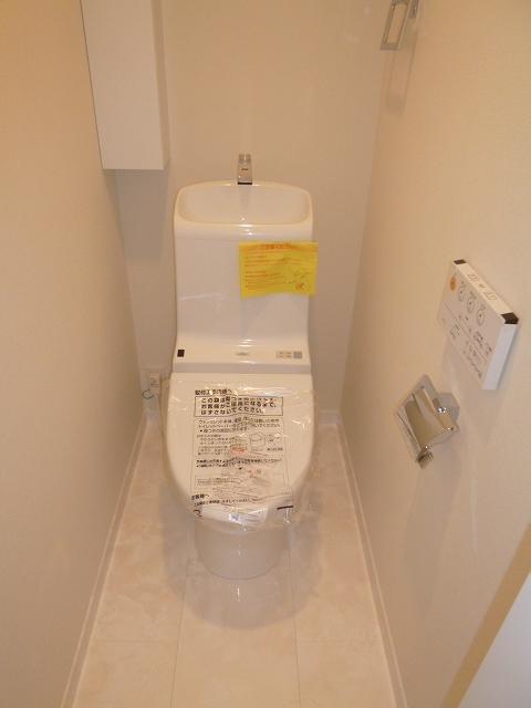 Toilet.  ■ WaSHLeT [TOTO]             November shooting Fuchinashi tornado toilet bowl 2013. Achieve a reliable detergency and high cleanability. 60% water-saving environmental friendly and economical Toilets are two places have