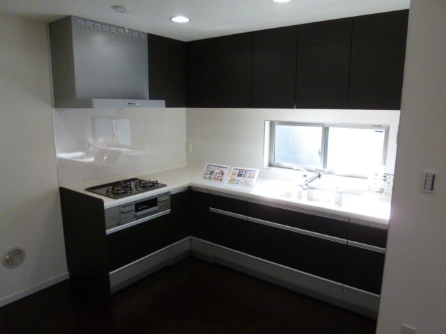 Kitchen.  ■ Cleanup Corporation L-shaped kitchen 2013 November shooting (1 Building) big pot is also washable at room spacious sink. In smooth operation, Friendly comfortable to use of high-quality rail of soft-close mechanism. All-in-one water purification plug