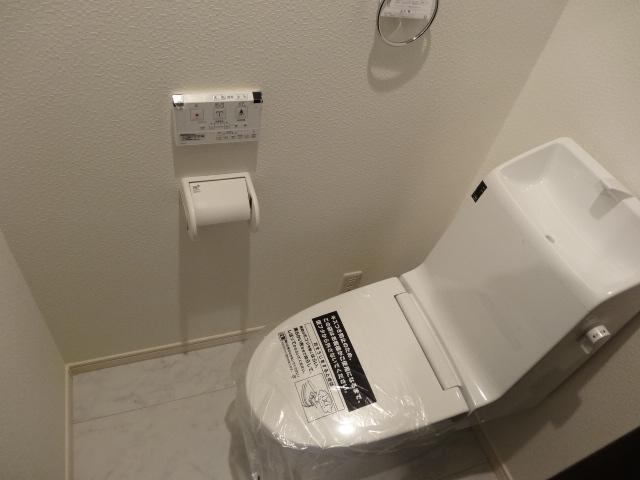 Toilet. Indoor (12 May 2013) Shooting