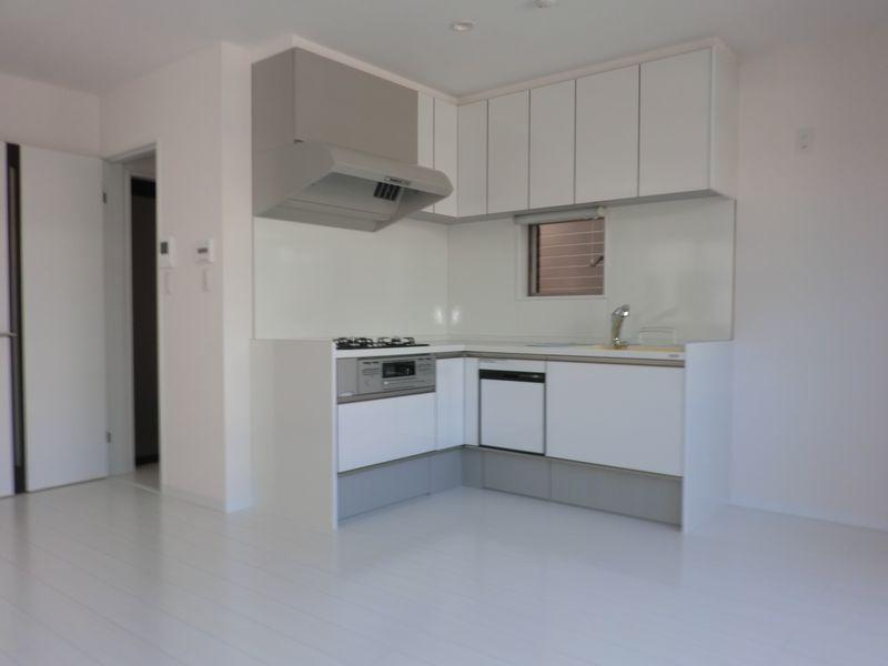 Kitchen. Easy-to-use L-shaped kitchen Dishwasher ・ With water purifier