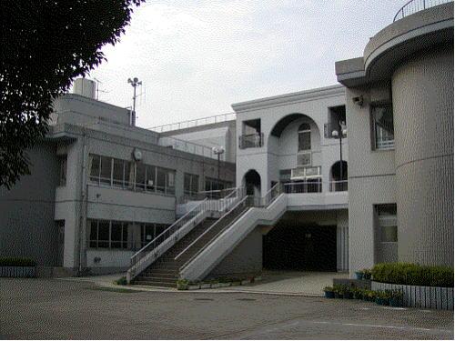 Primary school. 560m to Kokura Small