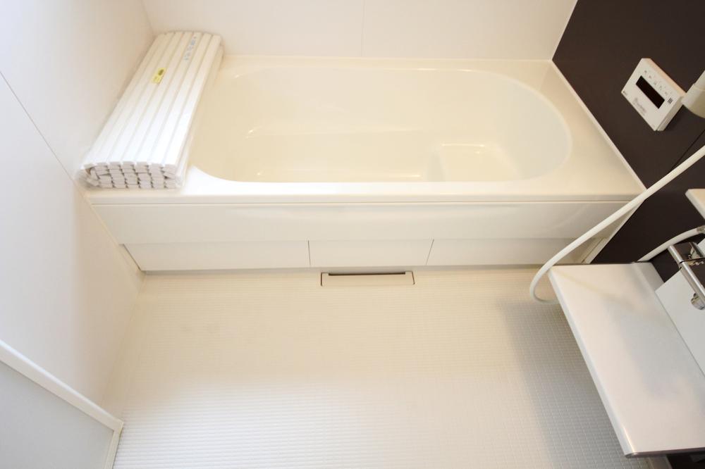 Same specifications photo (bathroom). 14 Building