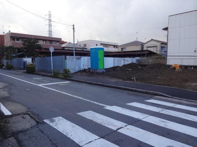 Local photos, including front road. Local (12 May 2013) Shooting