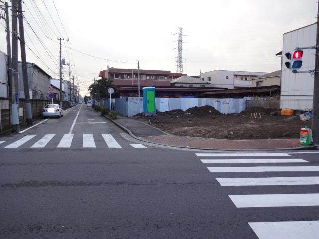 Local photos, including front road. Local (12 May 2013) Shooting