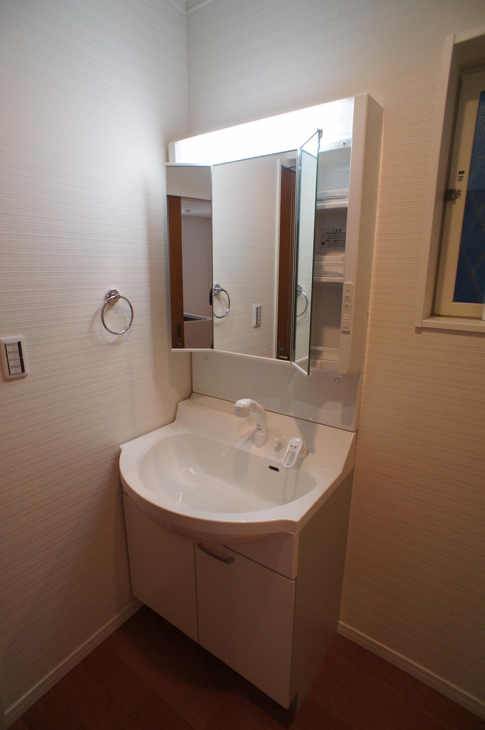 Wash basin, toilet. It can be used as a three-sided mirror if you open the left and right of the mirror