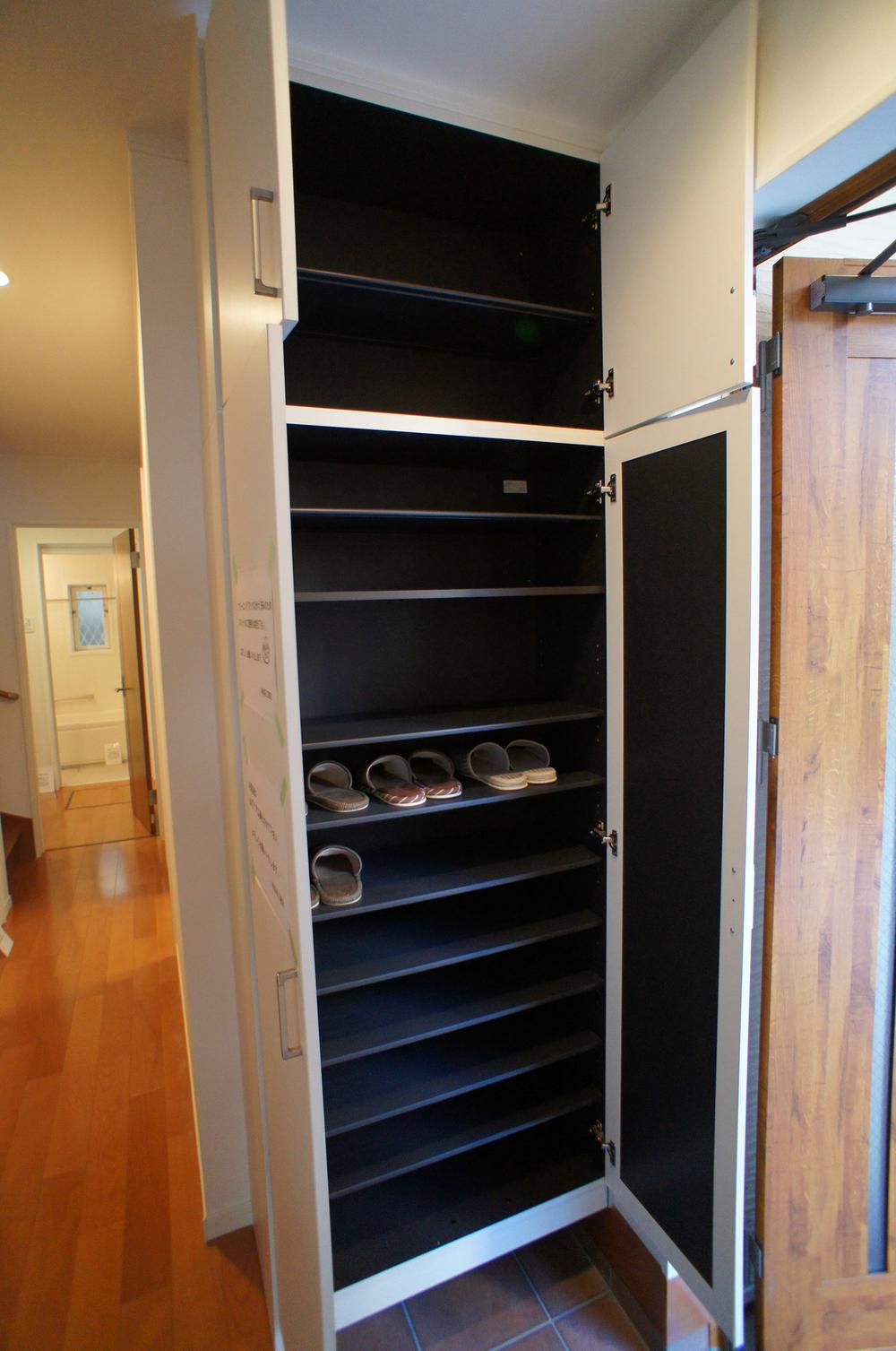 Entrance. Shoe box that can be used up to the ceiling