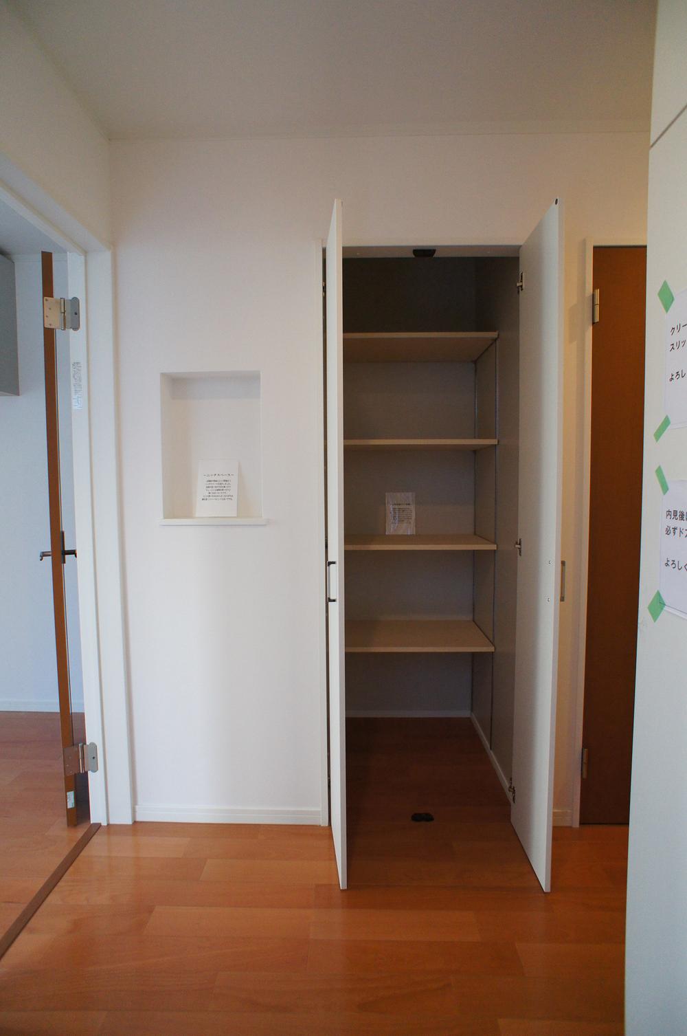 Non-living room. Large storage and niche space in the entrance