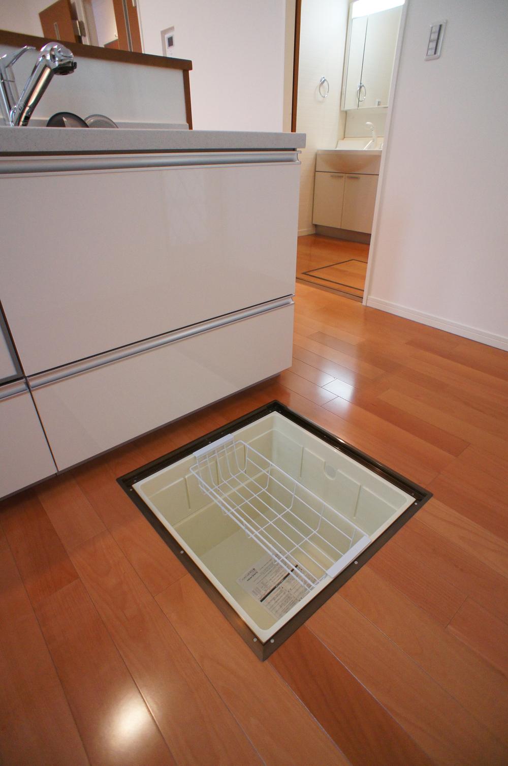 Receipt. There is under-floor storage door to wash dressing room and the kitchen