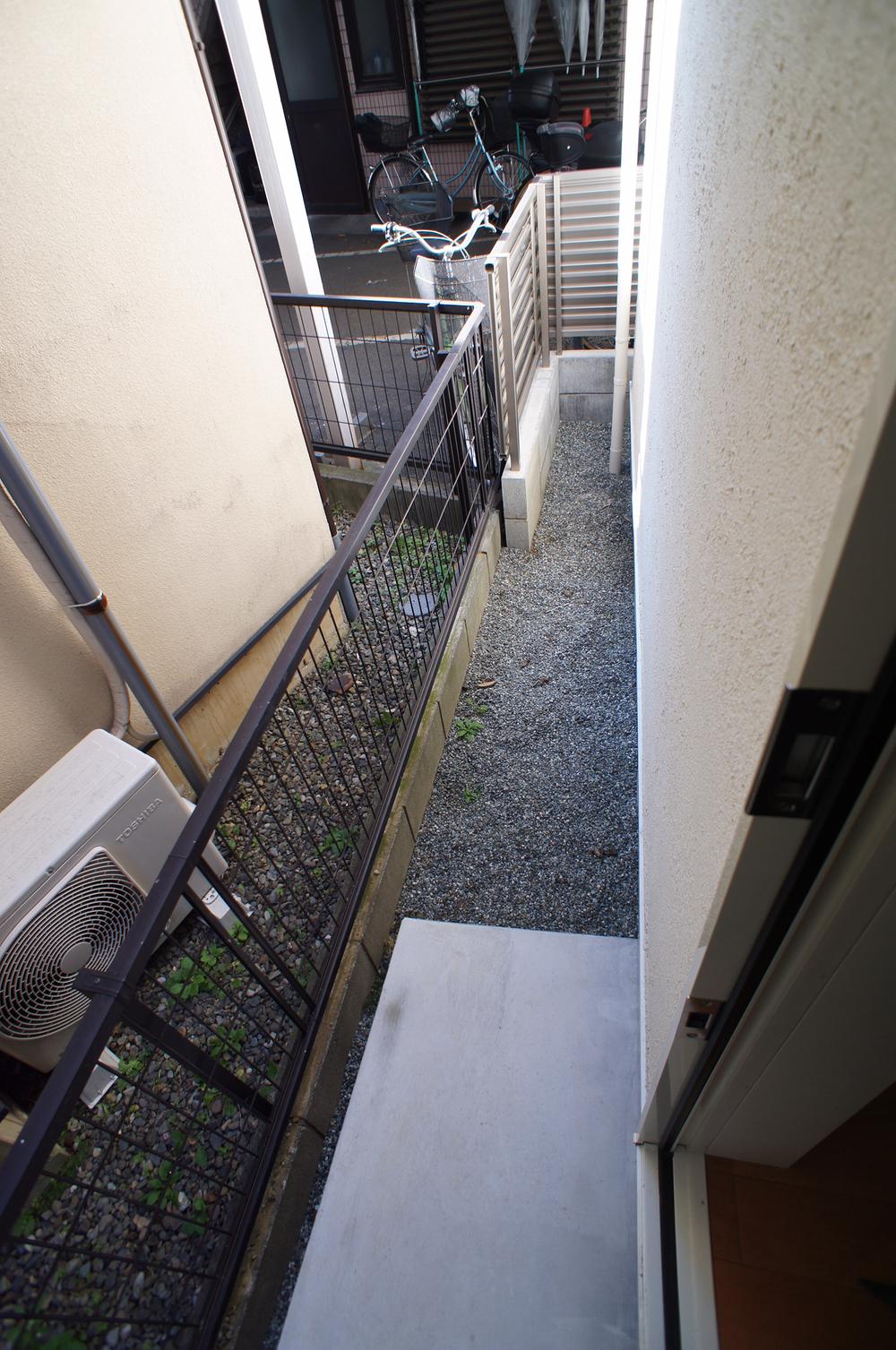 Other local. There is a back door to the kitchen rear. In space to put such little trash until the day of trash