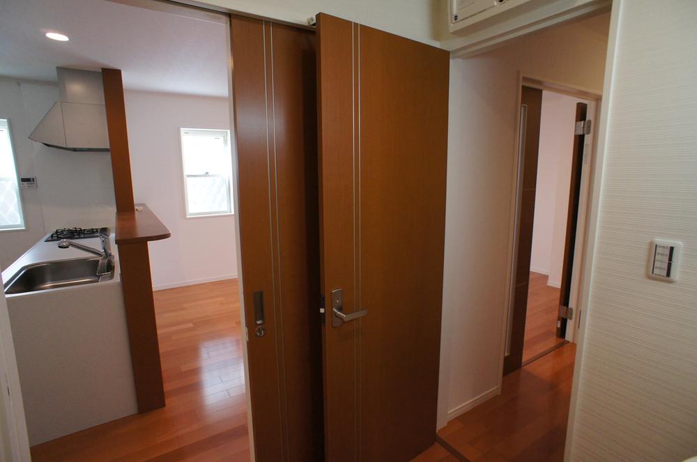 Wash basin, toilet. Basin undressing room of 2WAY considering the raw activity line