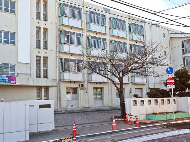 Junior high school. 900m to the Kawasaki Municipal Minamikase junior high school