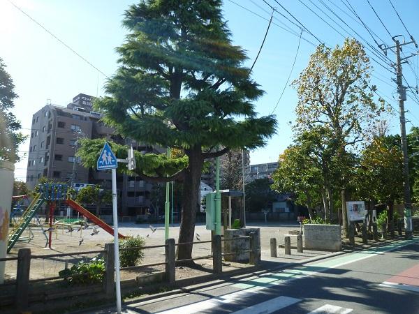 park. Komukai 50m until the fifth park