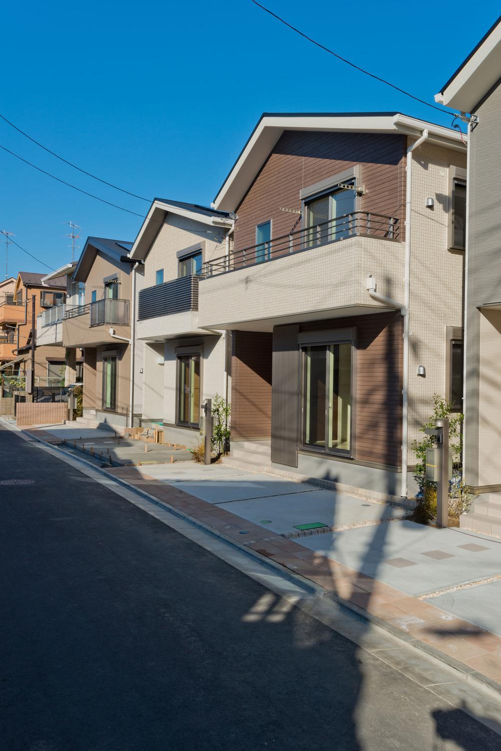 Local photos, including front road. From 3 Building 1 Building State of appearance