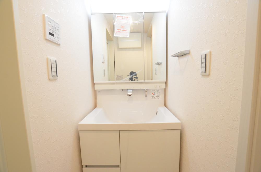 Wash basin, toilet. Indoor (10 May 2013) Shooting