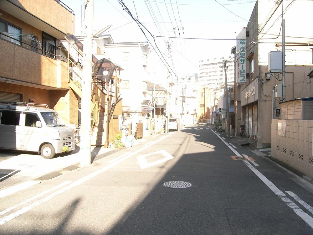 Local photos, including front road. Front road spacious 7m more than!