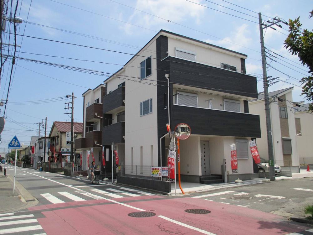 Local photos, including front road. Local (07 May 2013) Shooting