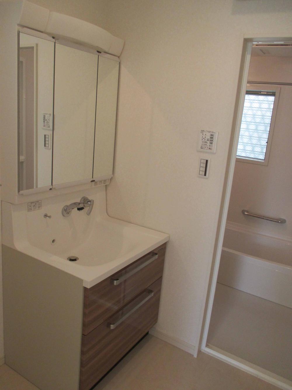 Wash basin, toilet. Indoor (07 May 2013) Shooting