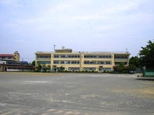 Junior high school. 140m to the Kawasaki Municipal Hiyoshi Junior High School