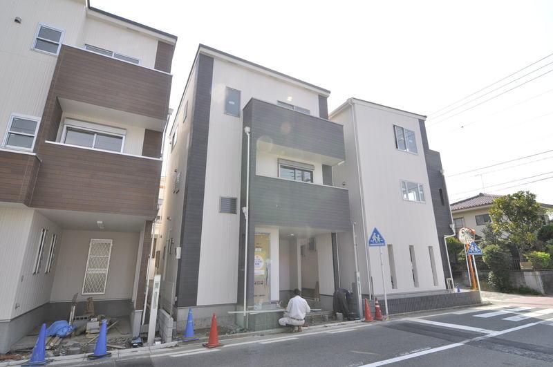 Local appearance photo. Local (April 2013) Shooting, Left: E Building, Center: F Building, Right: G Building