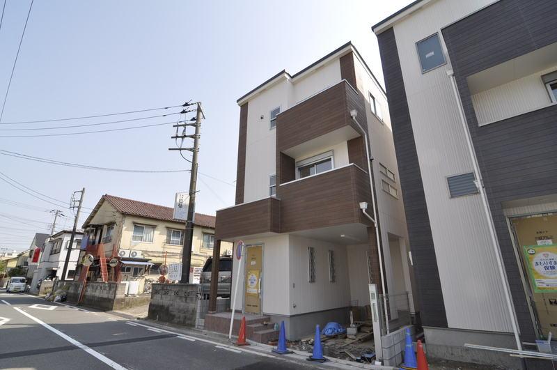 Local appearance photo. Local (April 2013) Shooting, Central: E Building, Frontal road