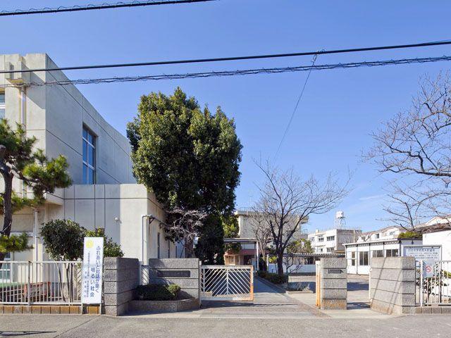 Junior high school. 240m up to municipal Hiyoshi Junior High School