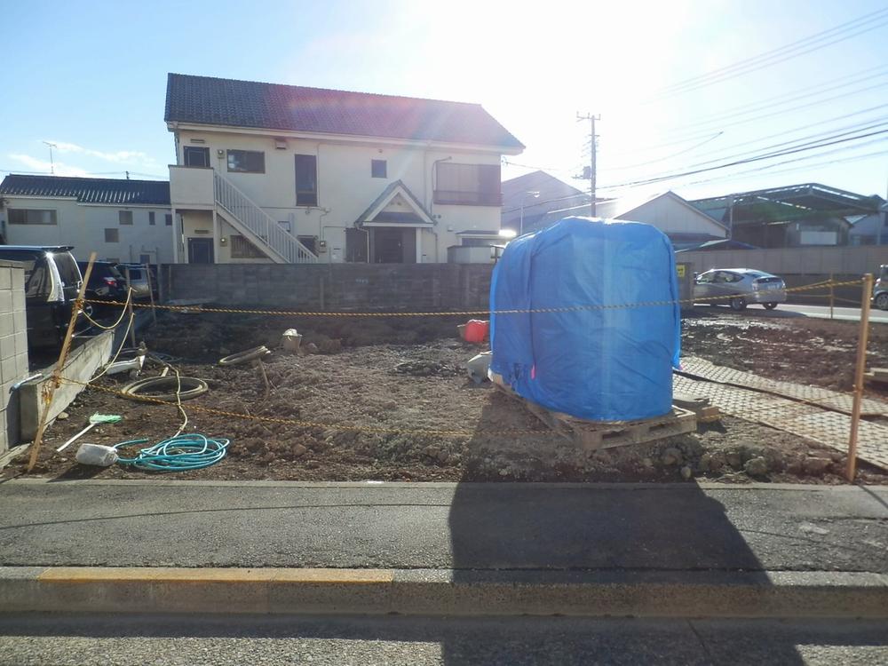 Other local. It is a photograph of local, including the front road site (December 22, 2013) Shooting