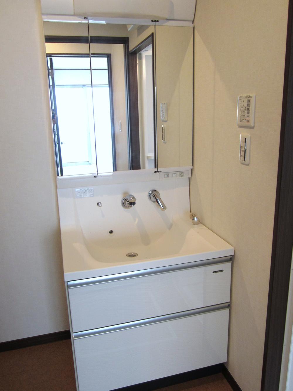 Wash basin, toilet. Shower Dresser