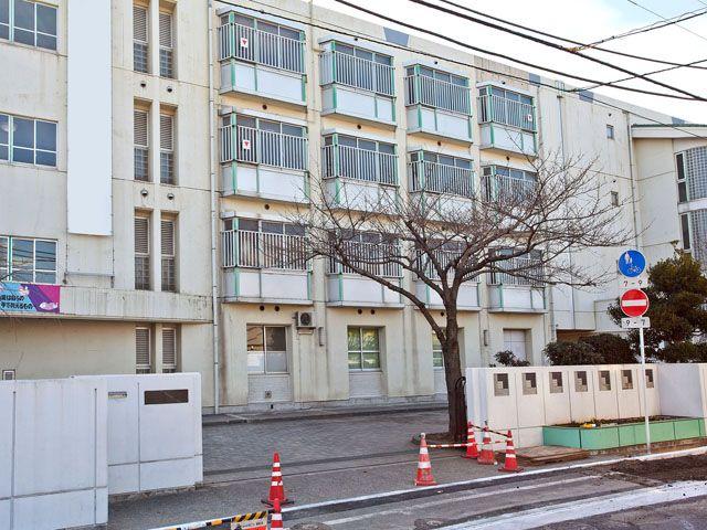 Junior high school. Minamikase 900m until junior high school