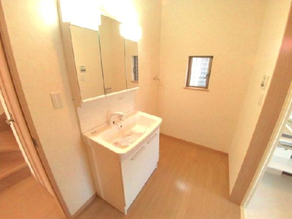 Wash basin, toilet. Shampoo dresser