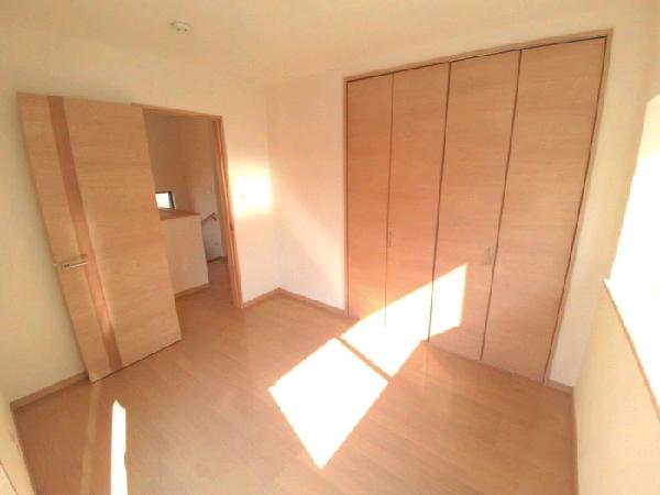 Non-living room. Housing wealth