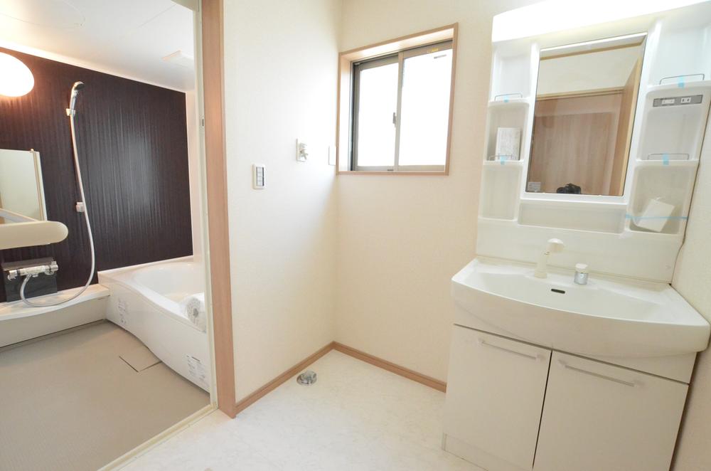 Wash basin, toilet. Indoor (12 May 2013) Shooting