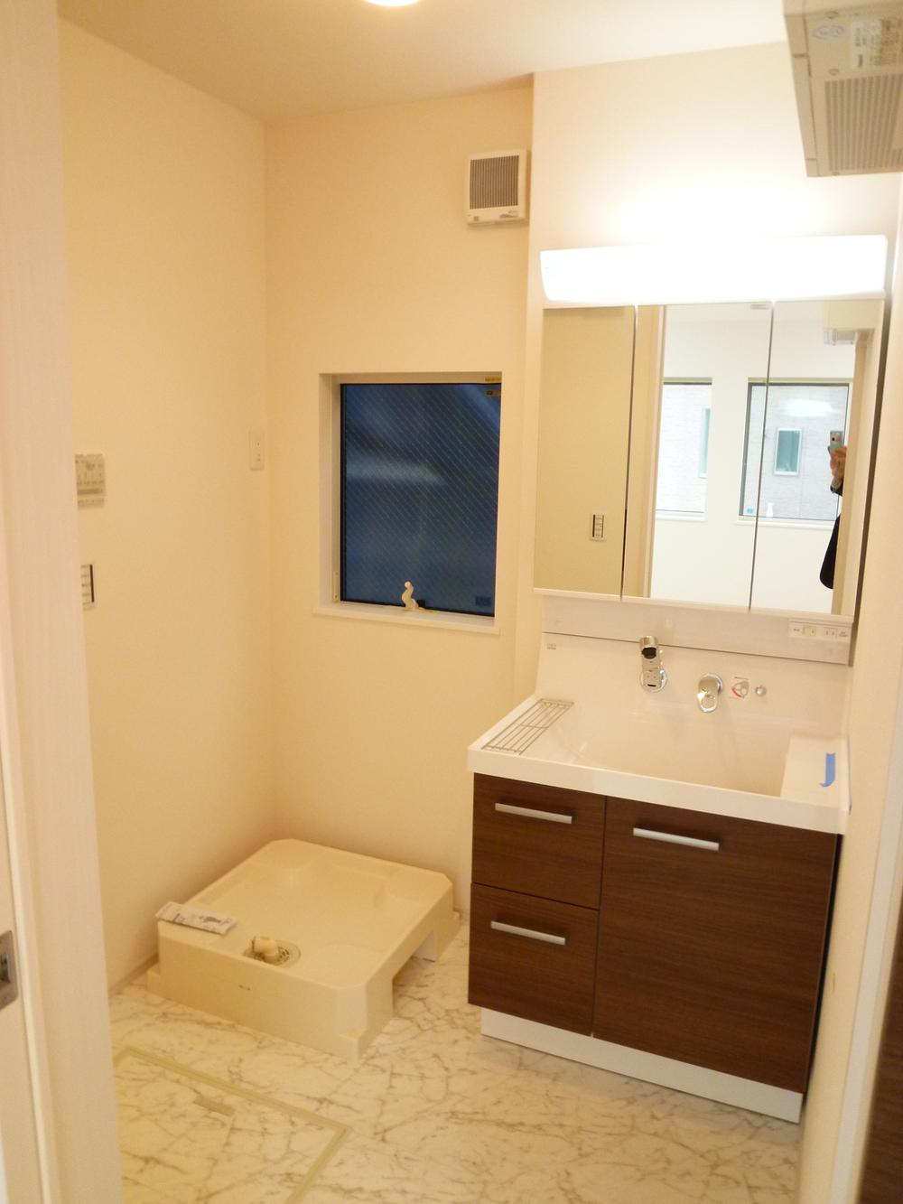 Wash basin, toilet. Indoor (11 May 2013) Shooting