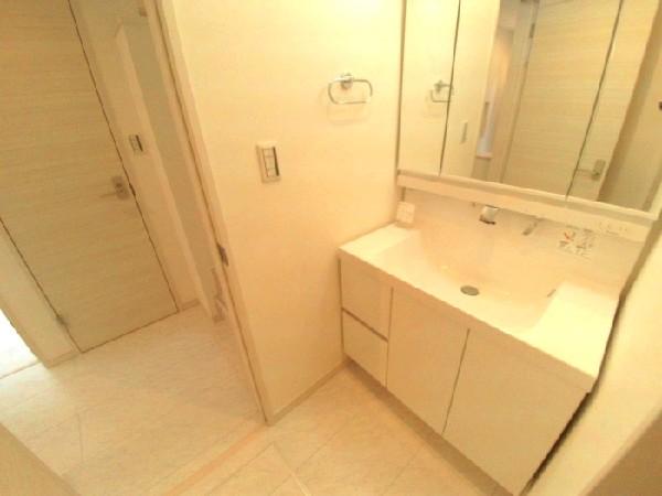 Wash basin, toilet. Shampoo dresser